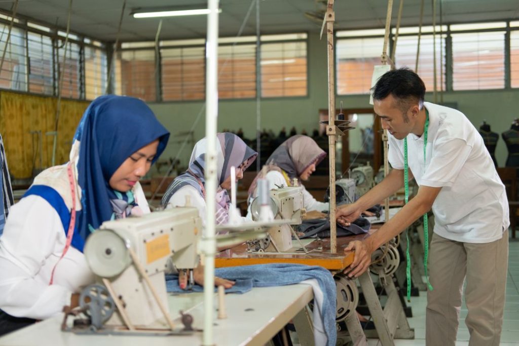 an image of a line manager in an apparel garment trying to solve a problem regarding to absenteeism
